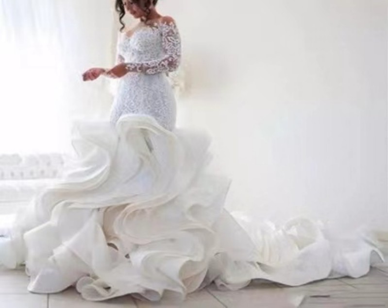 2023 Robe de mariée de perles de cristal de luxe avec organza à volants train encolure dégagée une ligne robes de mariée balayage train robes sur