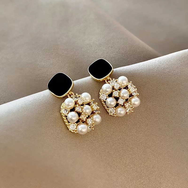 

Vintage classic palace style pearl earrings fashion creative and versatile design sense geometric square earrings luxurious and advanced sense