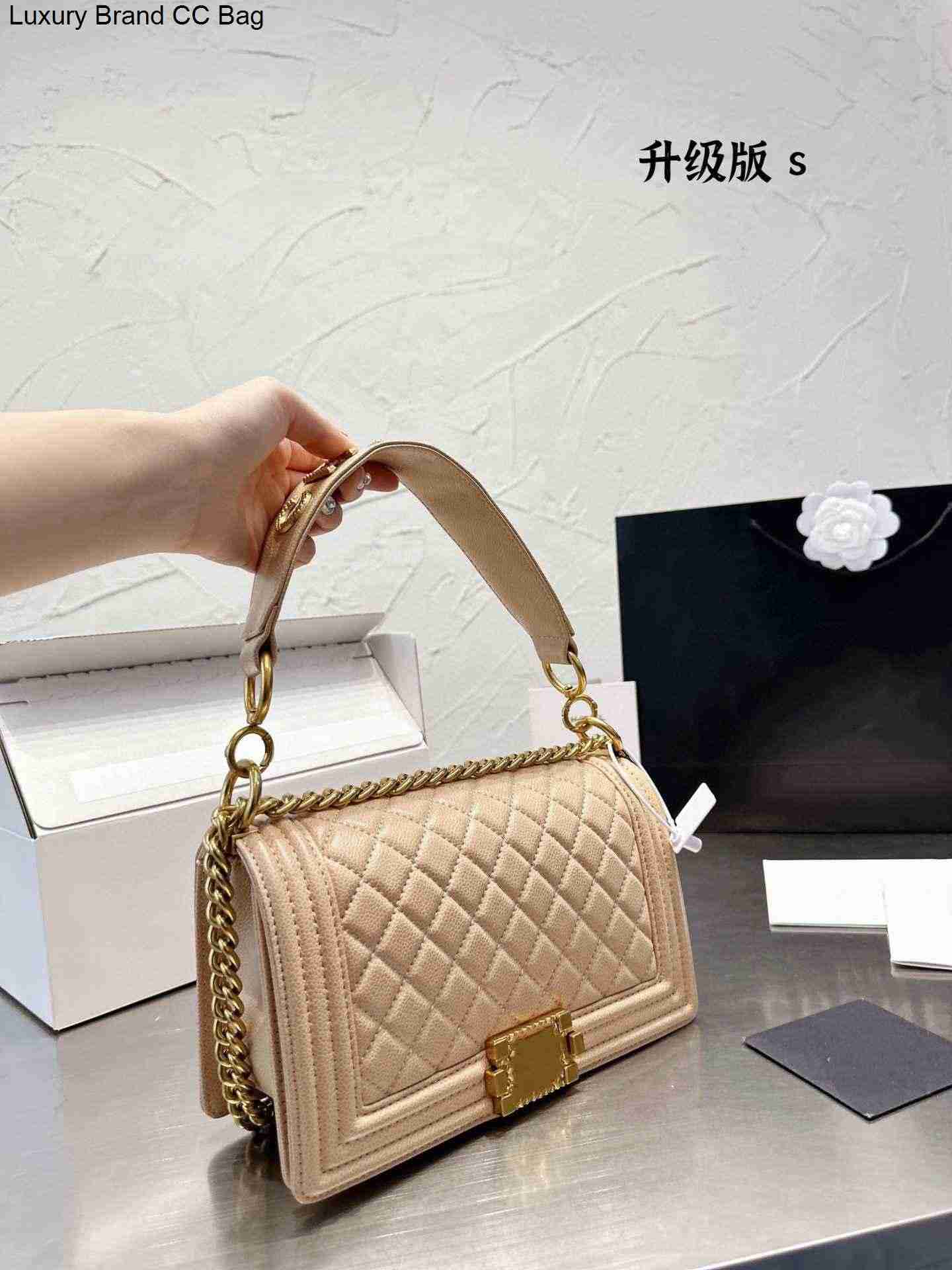 

CC Cross Body Wholesale handbags Body width shoulder bag leather quality and the square metal log increases the retro feeling high-end designer bags, Red