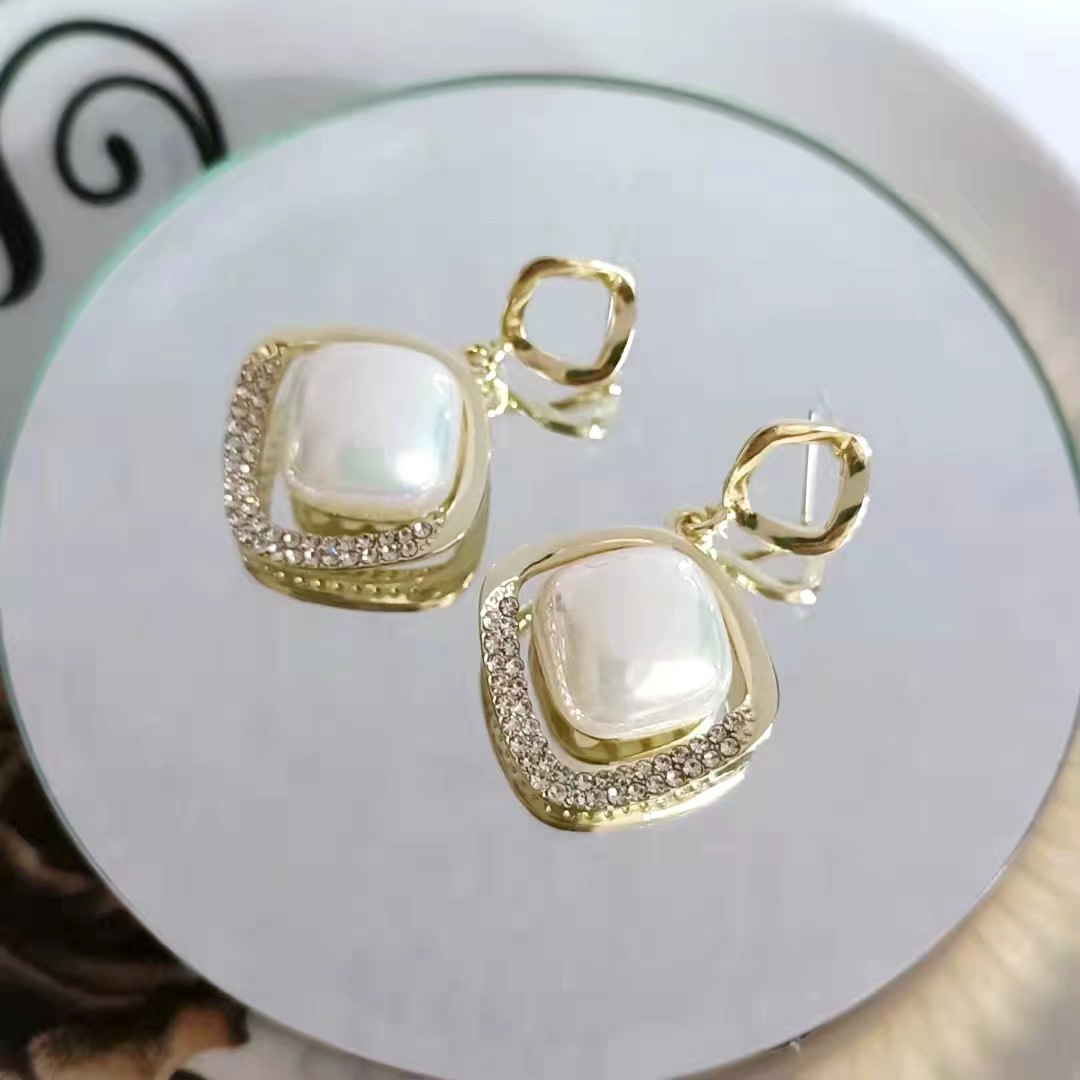 

S925 silver needle geometric diamond flash diamond earrings fashion OL creative hollowed-out pearl earrings celebrity design