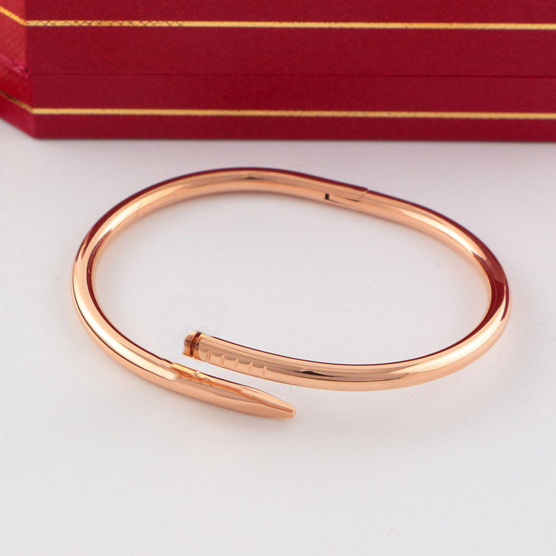Bracelet de manchette de luxe Bijoux de créateur Bracelet en cuir pour femme avec matériel de verrouillage du cœur Bracelets porte-bonheur Bracel