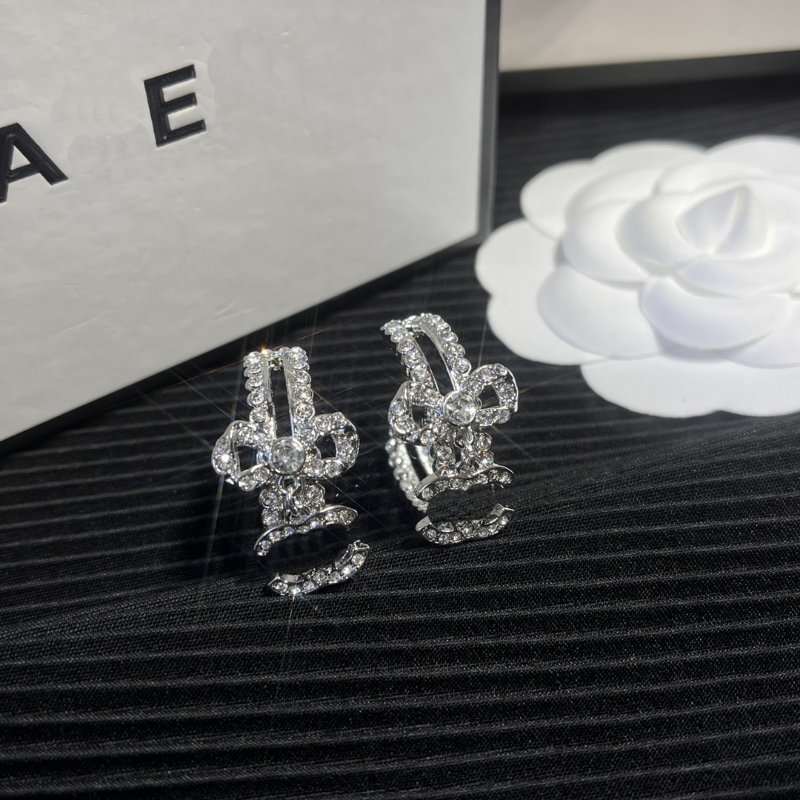 

Classic Silver Diamond Stamp Earrings Luxury Designer Earrings Popular Fashion Style Jewelry Exquisite Gifts For Men And Women Luxury Matching Couples With Box