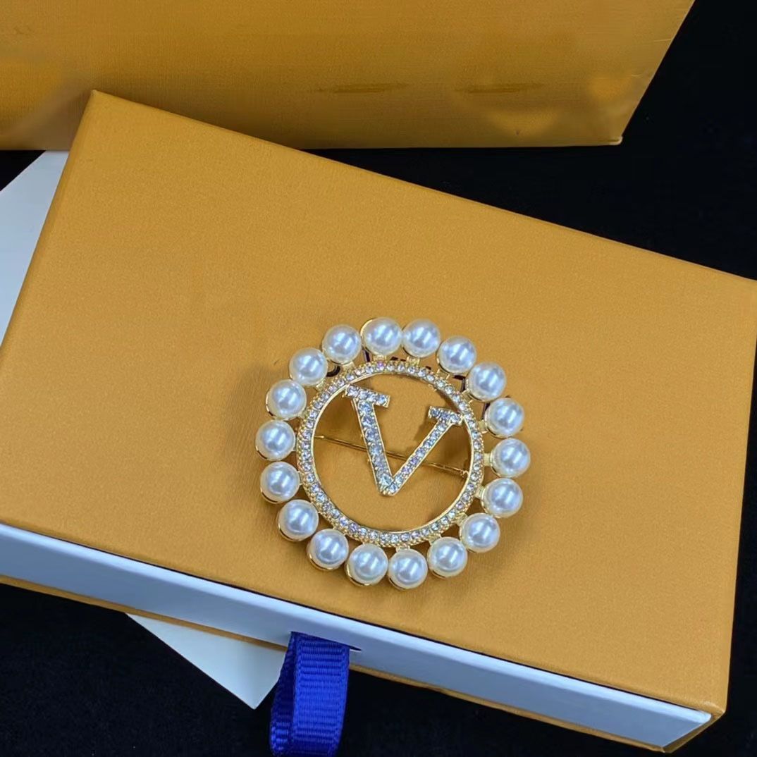 2023Brooches Ladies Designer Brand Letter Luxury Brooch 18K Gold Plated Inlaid Rhinestone Pearl Big Hoop Jewelry Wedding Party Gift Bridal High Q