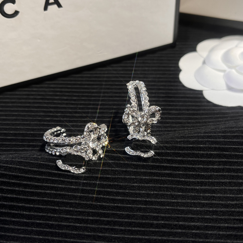 

Classic Silver Diamond Stamp Earrings Luxury Designer Earrings Popular Fashion Style Jewelry Exquisite Gift For Men And Women Luxury Matching Couples With Box