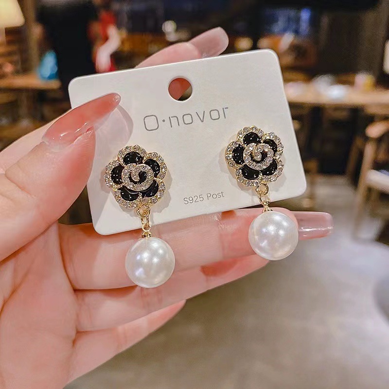 

French Vintage Black Camellia Earrings Sweet Temperament Stereoscopic Rose Earrings Simple Premium Pearl Earrings