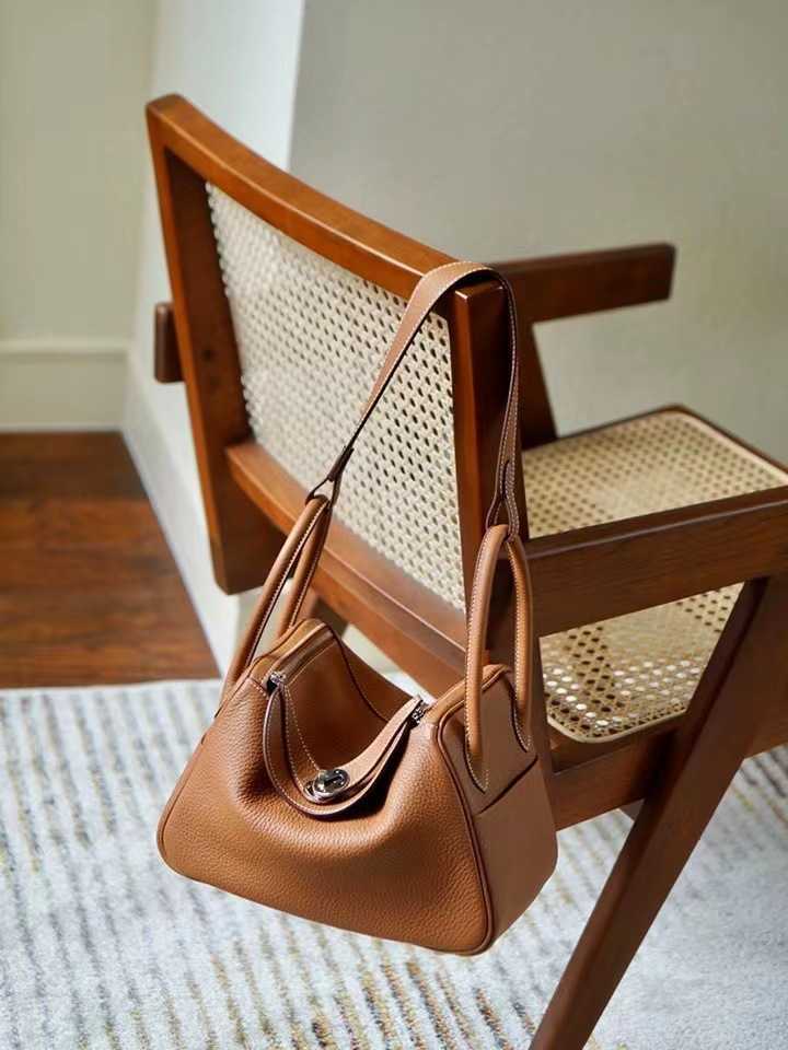 

Designer Herms lindys Fashion Backpacks Designer hems layer 26 mini leather hand shoulder bag, Milk shake white 26cm (gold buckle)