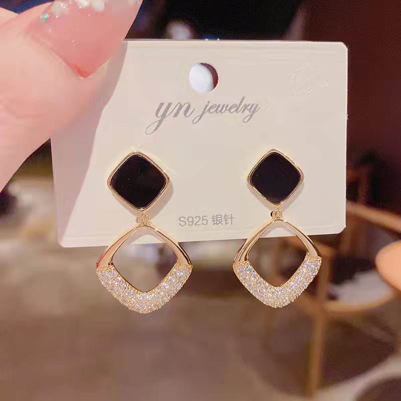 

Light luxury design feeling diamond earrings full of diamonds Women's mesh red temperament simple geometric earrings retro oil drop square earrings