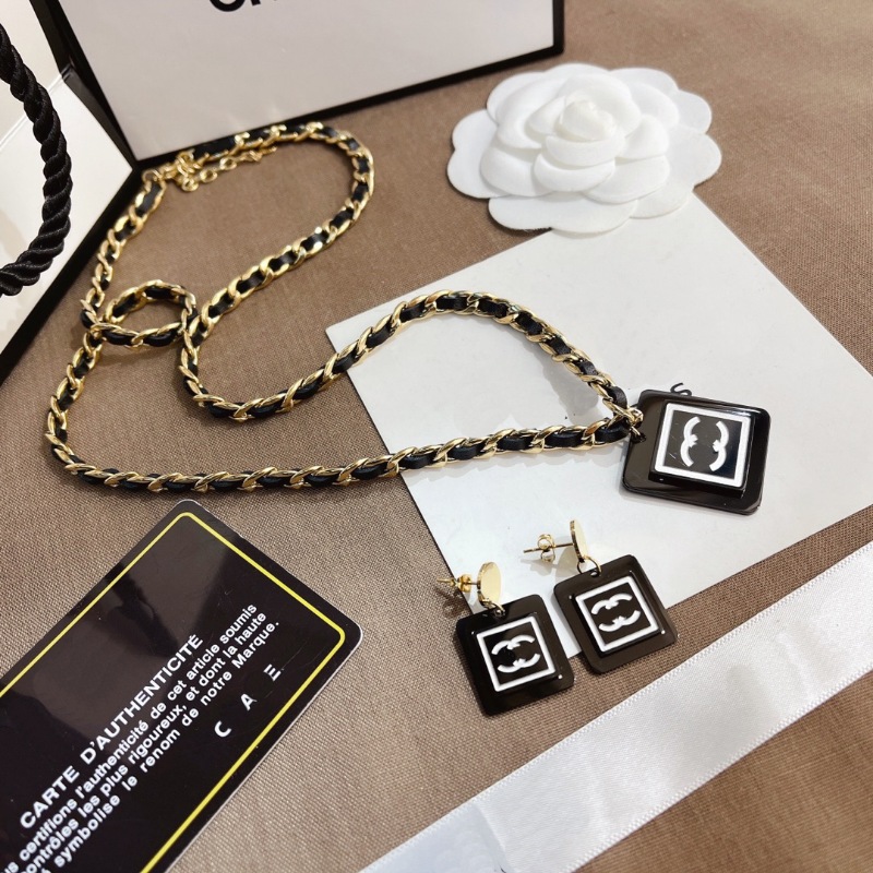 

Popular Designer Brand Stamp Necklace Vintage Young Style Pendant Necklaces Classic Logo Luxury Jewelry Selected Female Gift Friend Lover Family Birthday