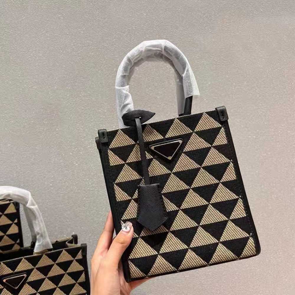 

70% 2023 High quality luxury Canvas Tote Embroidery Large Capacity Commuter Summer New Handheld One Shoulder Crossbody Women's BagHigh quality, Apricot