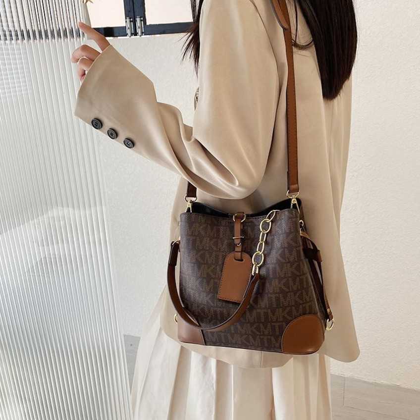 

2023 High Quality Women Bags Autumn Winter Bucket Shoulder Simple Handheld Straddle Underarm Bag Women 70%off Factory Handbags, Brown4