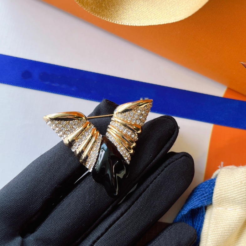 

Women Delicate Stamp Ch Brooch Luxury Brand Desinger Celtic Jewelry Insec Pin Brooches Diamond Vintage Fashion lover Wedding party Dress Accessories Gift With Boxs