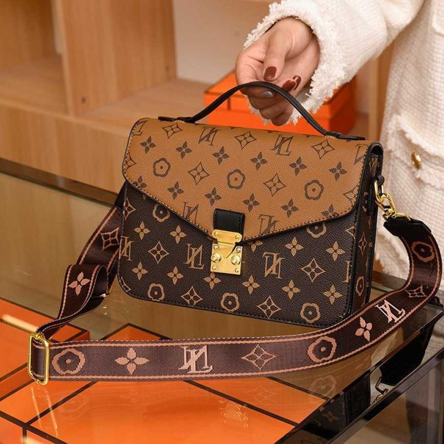 

2023 New Crossbody Bags for Women Classic color letter portable flip square bag small lock single shoulder diagonal cross Designer Purse Handbags, Coffee4