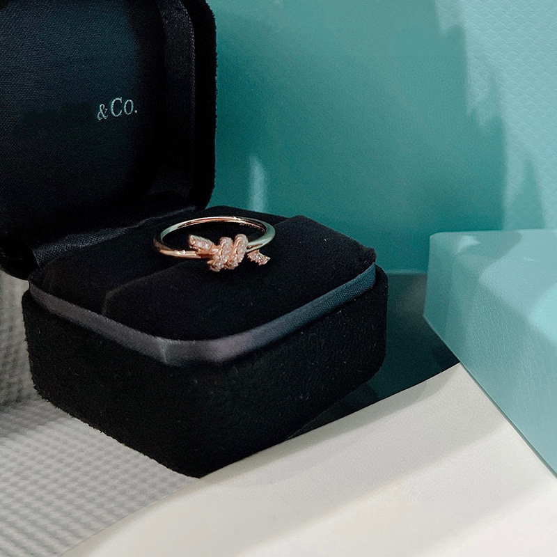 

Luxurys Designers Ring Diamonds Knotting Rings For Women New Fashion Couple Jewelry Casual Party beach nice