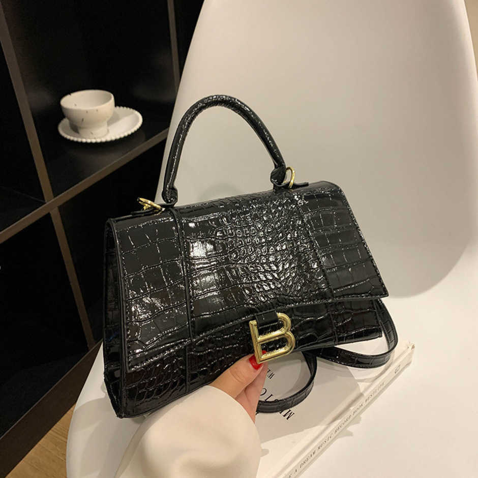 

Design luxury fashion bag Black women' advanced sense crocodile pattern cross arm single shoulder hand saddle hourglass