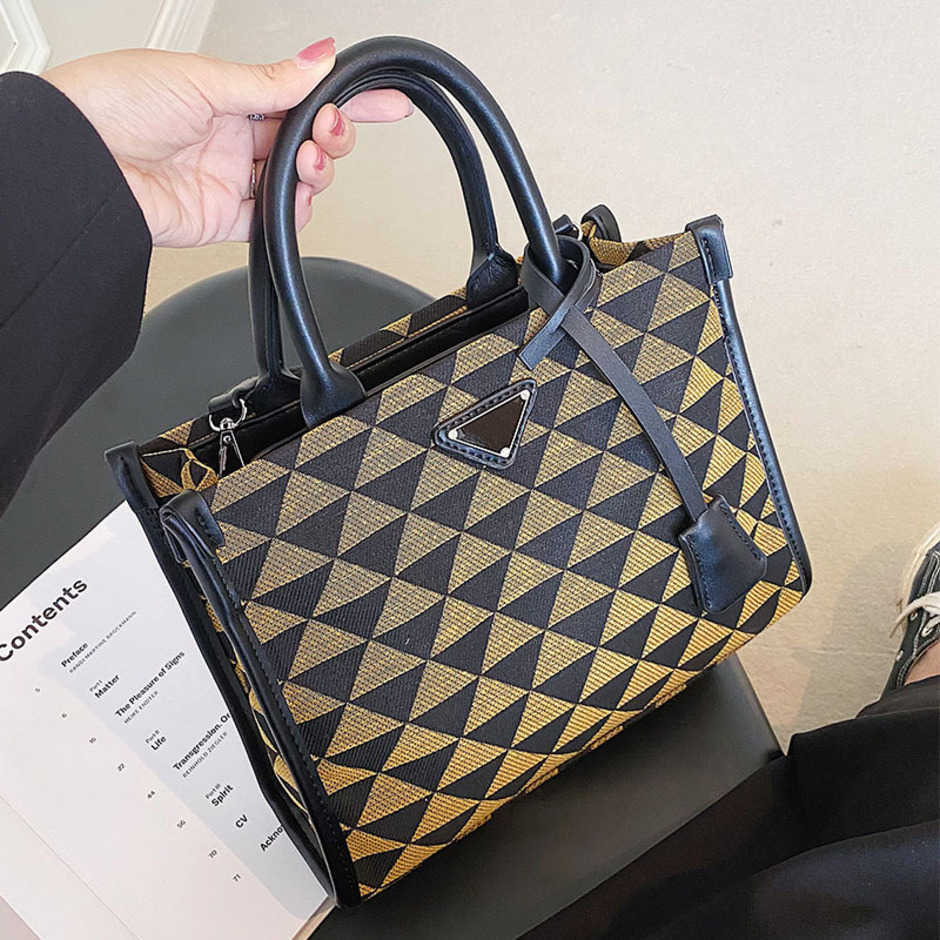 

2023 New Luxury High Quality Fashion Bag Physical Women Handheld Shoulder Large Capacity Crossbody Tote BagHigh, Large black