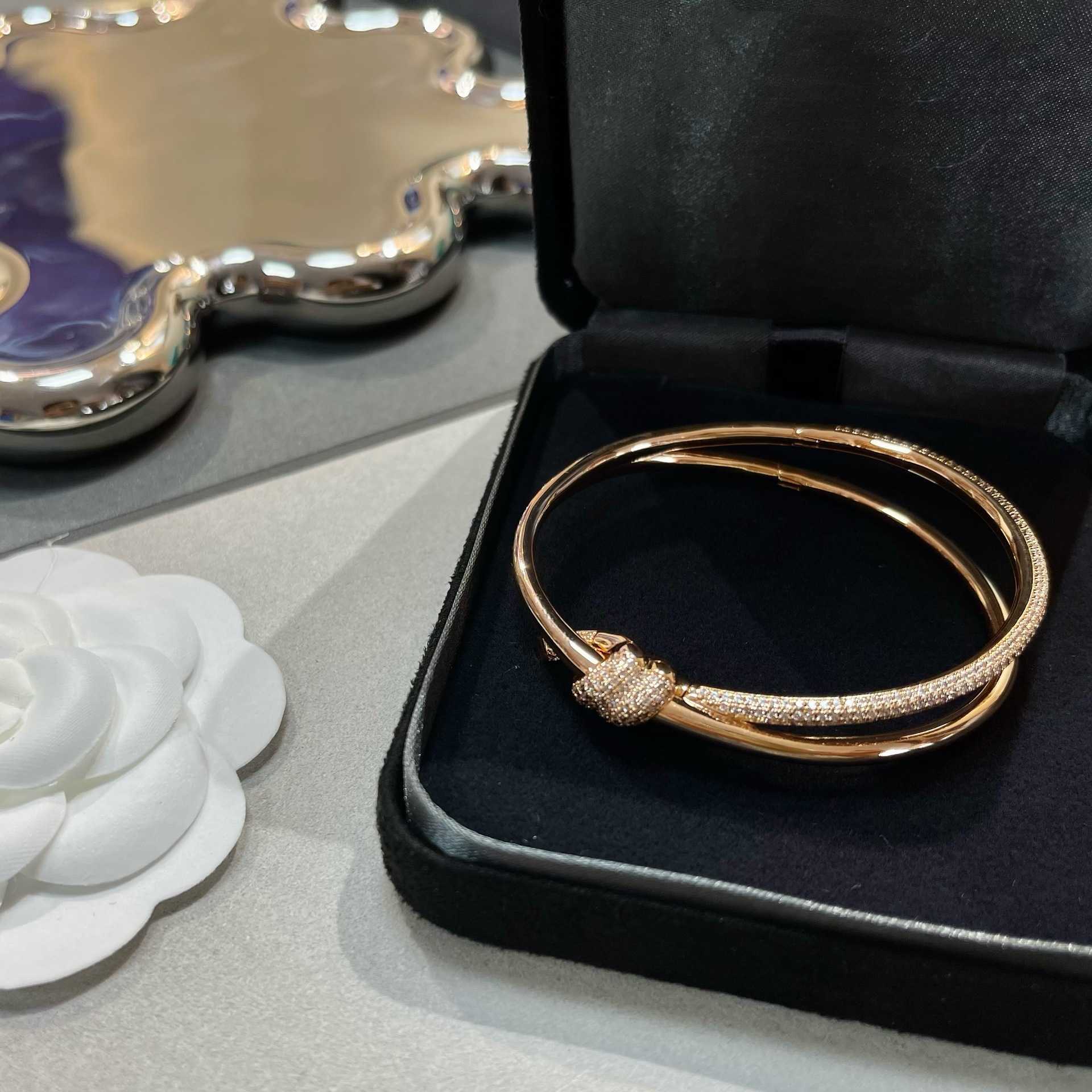 

Hot selling funds V Golden Valley Ailing Same KNOT Knot Bracelet High Quality CNC18k Rose Gold Full Diamond Smooth