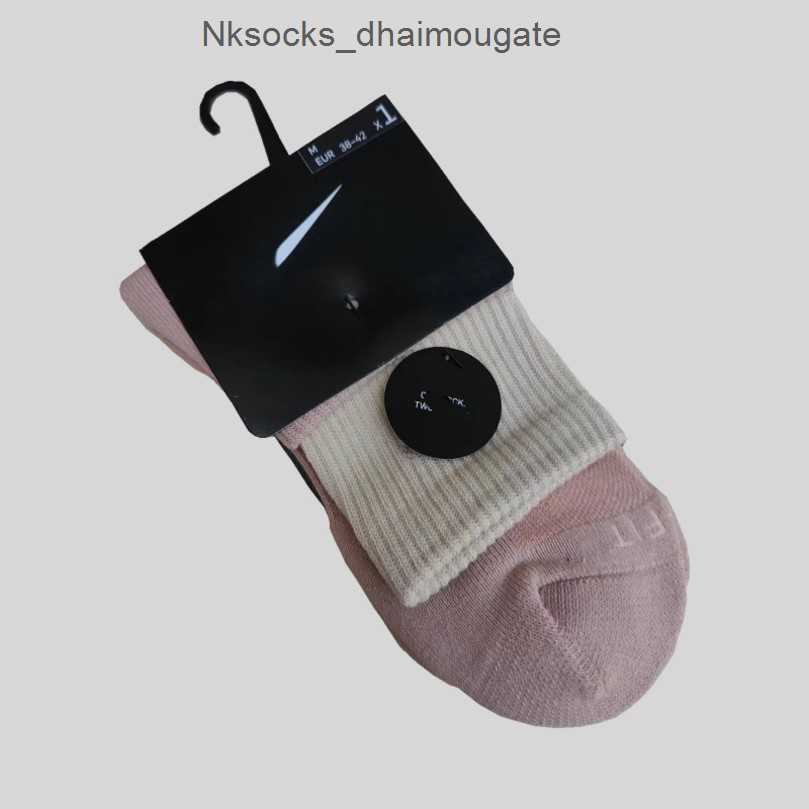 

Classic Fashion Men's Socks Women's Hook Brand Stockings Designers Color Splicing Men Women Lovers Towel Bottom Medium Stocking Sports Yoga Breathable Sock Fhi5, Middle cylinder 13