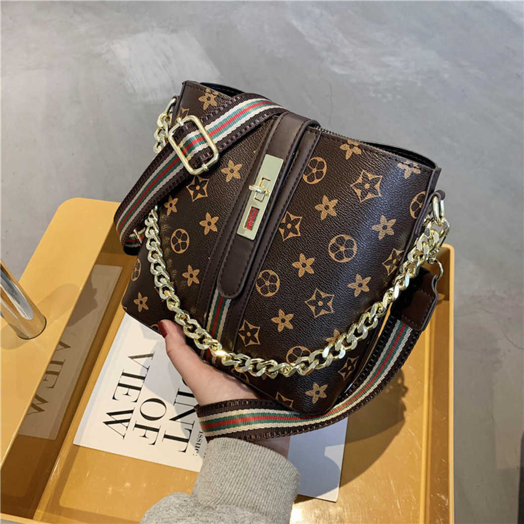 

New fashion bag wholesale market French Summer New Tidal Chain Handbag Versatile Texture Large Capacity One Shoulder Crossbody BagHigh, M standard coffee