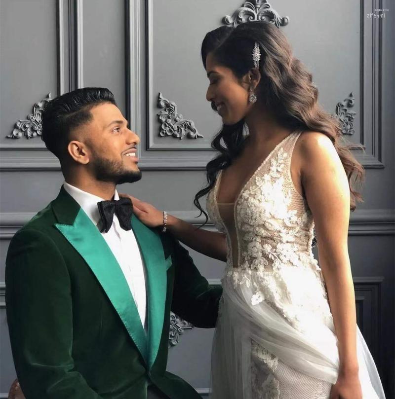 

Men's Suits Men's High Quality Green Velvet Blazer With Satin Lapel Black Pant One Button For Wedding Groom Prom Formal Tuxedos Male, Picture shown