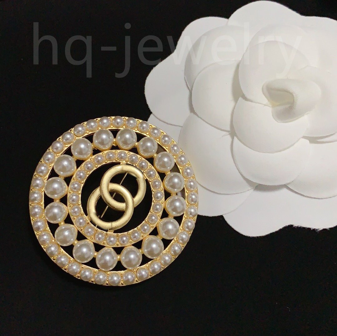 

Luxury Women Men Designer Brand Letter Brooches 18K Gold Plated Inlay Crystal Rhinestone Jewelry Brooch Charm Pearl Pin Marry Christmas Party Gift Accessorie861