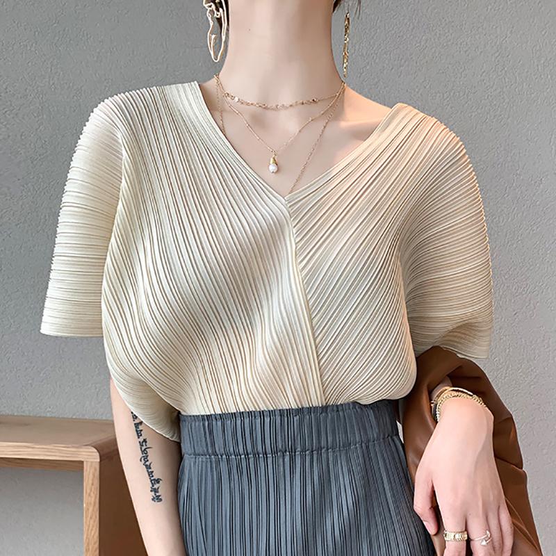 

Women's T Shirts Miyake Pleated Designer Clothes 2023 Summer Korean High Fashion Women V-neck Chiffon Bat Sleeve TopsWomen's, Black