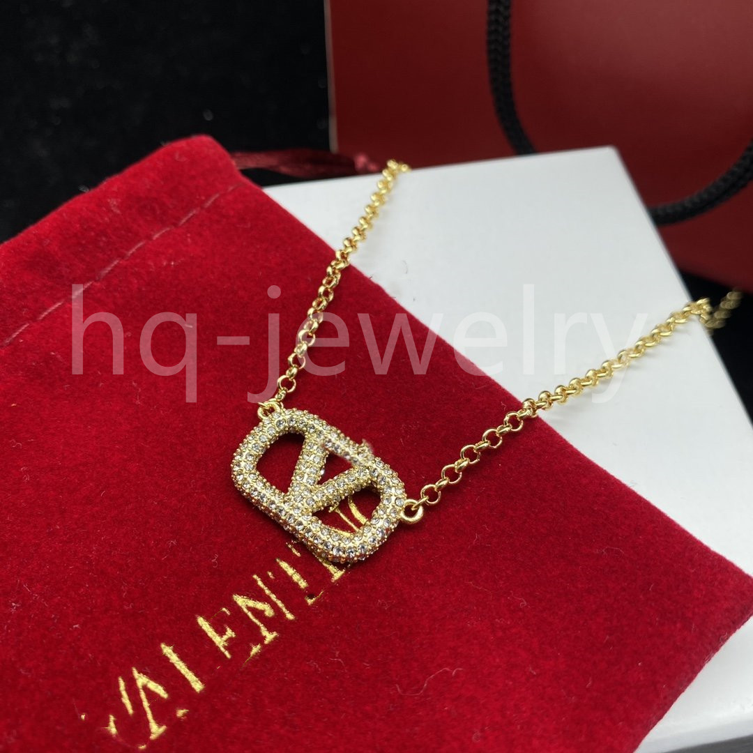 

2023quisite International Luxury Lock Pendant Necklace Fashion Female Style 18k Gold Plated Necklace High end Design Long Chain Designer Jewelry Selected Gift133