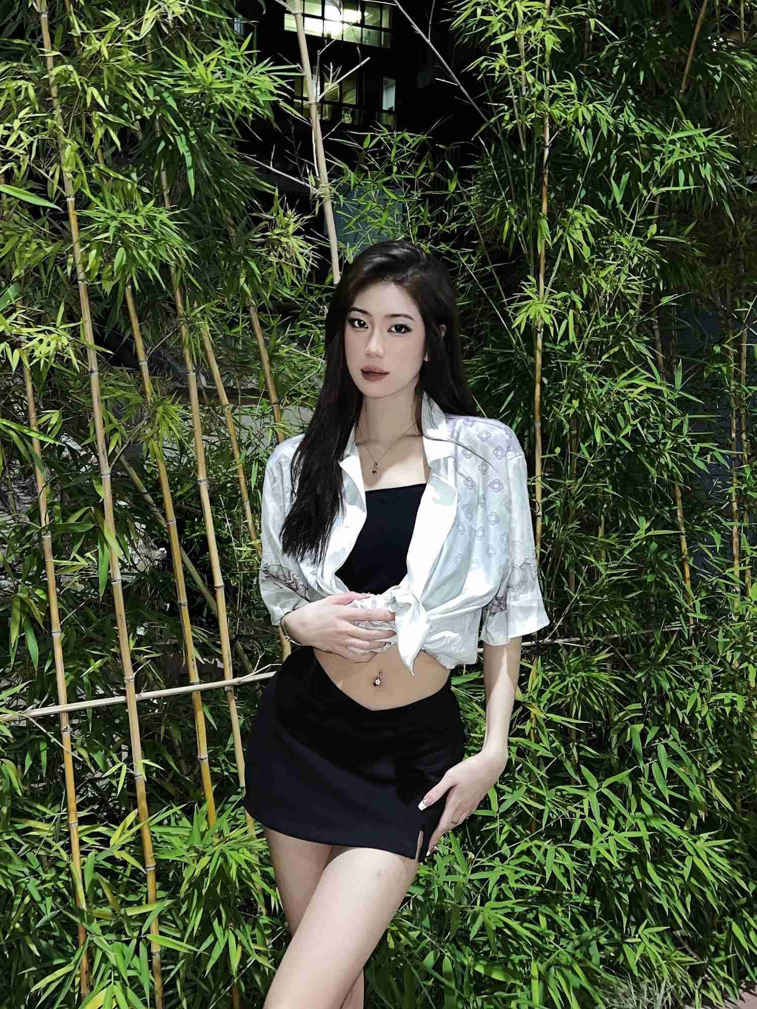 

23ss New Casablanca Hawaii beach shirt Men and Women Guardian Plaster Image Black and White Gradient Silk Hawaiian Short Sleeved Shirt, As shown in figure