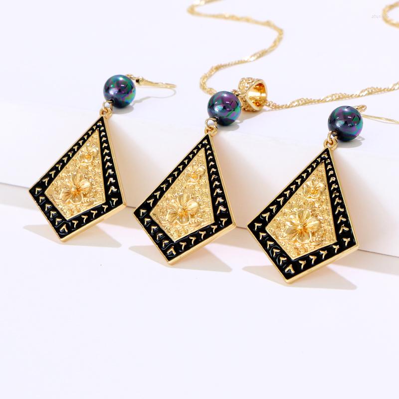 

Necklace Earrings Set Polynesia Hawaii Geometric Alloy Heart Shaped Embossed Flower Pendant Black Enamel Glass Pearl Jewelry, Picture shown