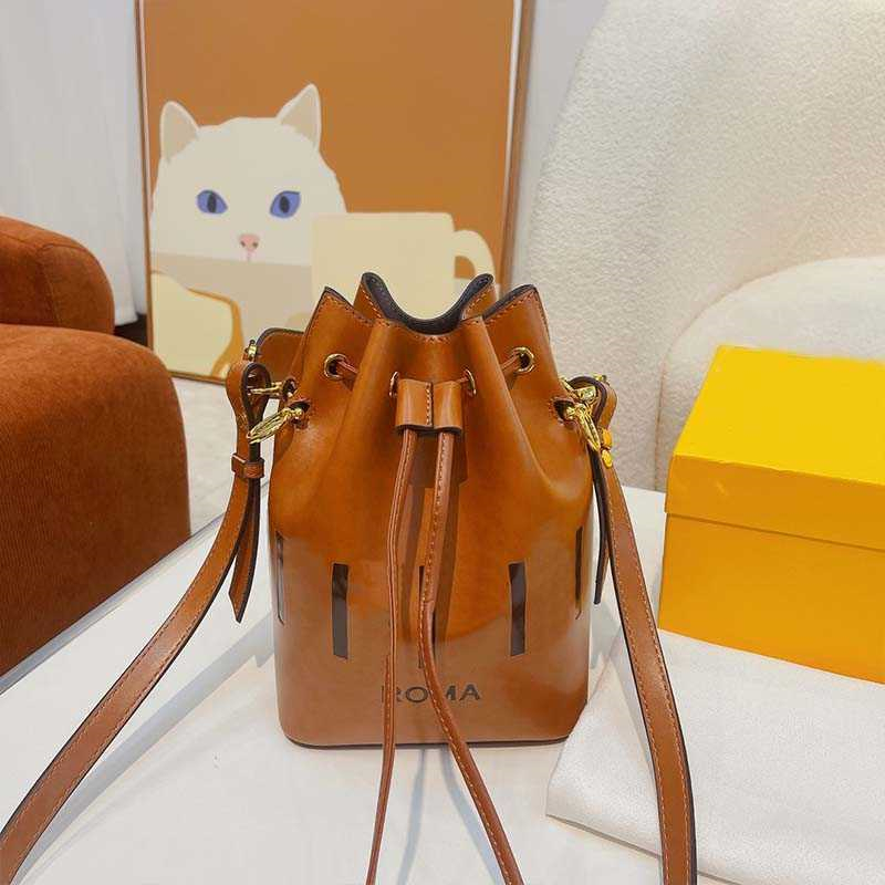 

Totes Designer Women Luxurys Handbags Crossbody Leather Meenger Shoulder Bags Embroidered Mini phone bag straw Bucket bag