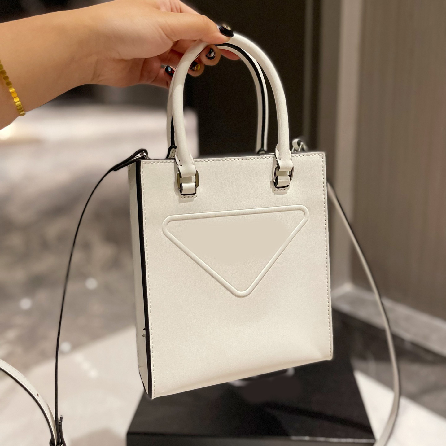 

Totes Luxurys bag Women Handbags Designer Solid Color Letter Triangle Temperament Versatile Ladies phone bag diamond Shoulder Bags Wallets Good Nice pochette