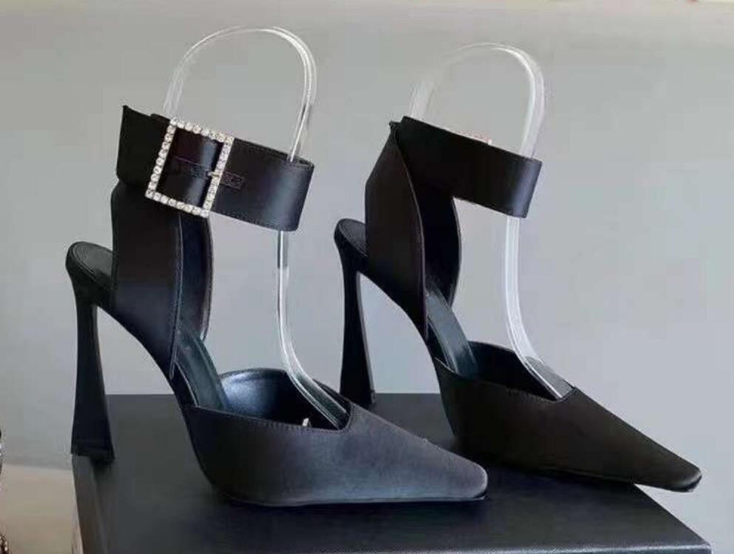 

Fashion Summer Pumps Sandals Women Dress Shoes Black Fanny Slingback Pumps in Satin Crepe Flared Heel EU35-40 With Box Wedding Dresses