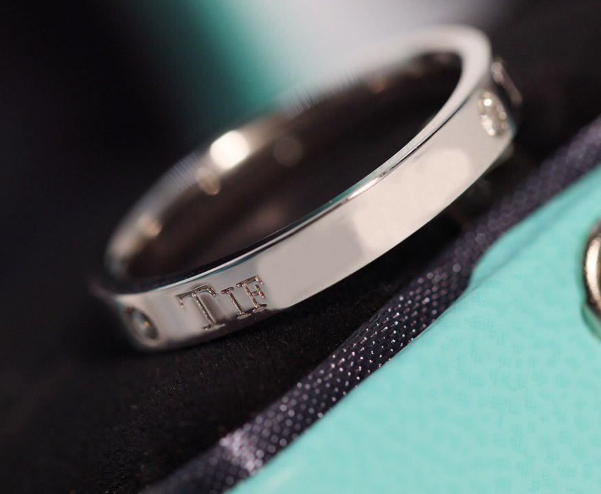 

2023 Luxury quality charm band ring with diamond and words in two colors plated have velet bag PS3773