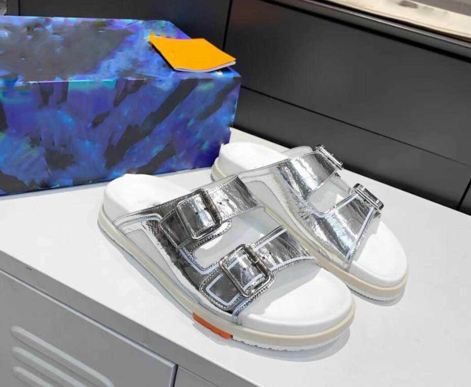 

Luxury Designer Men Slippers Trainer Mule Summer Outdoor Fashion Mens Buckles Metallic Leather Slipper Sandal Slides Beach Shoe