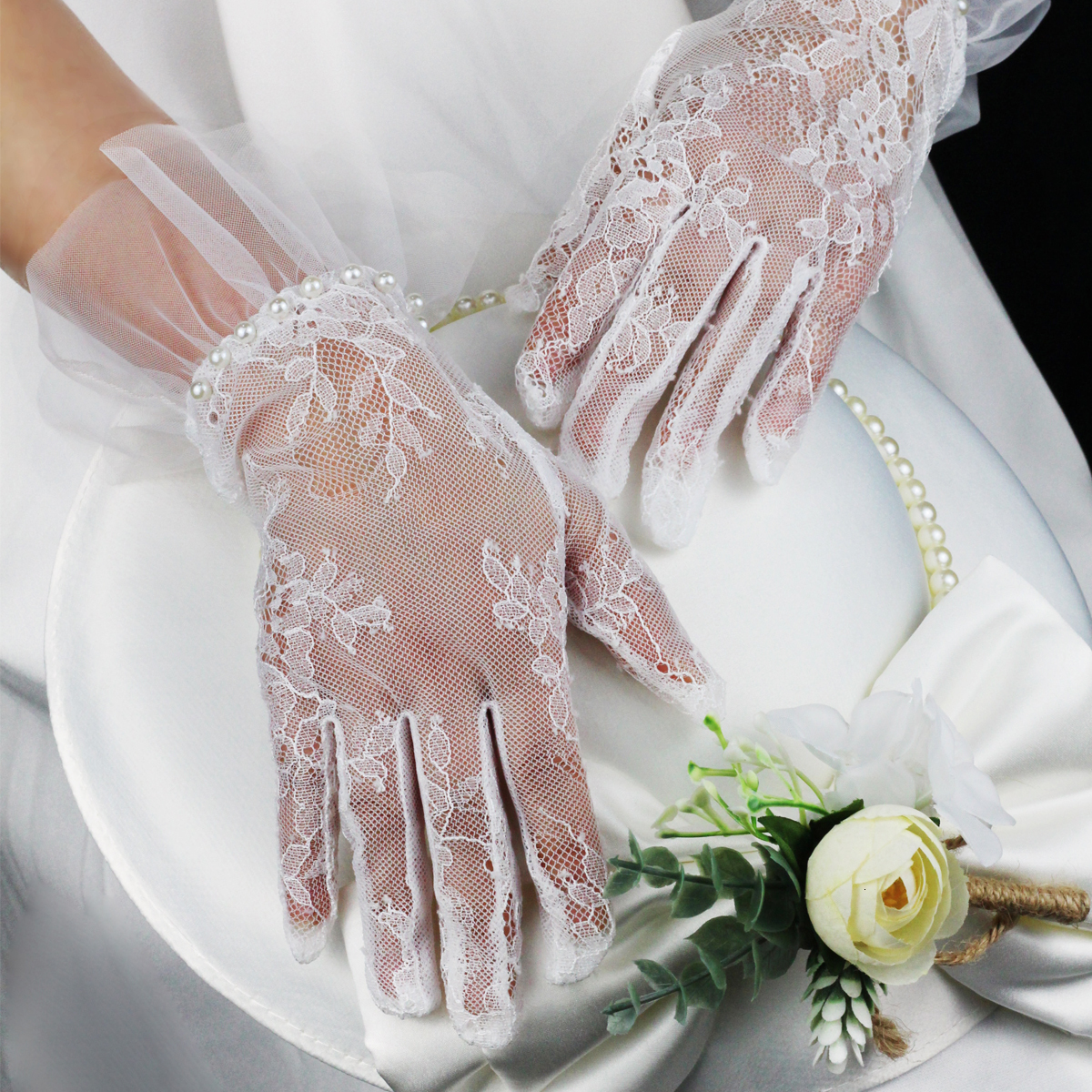 

Five Fingers Gloves WG048 Exquisite Wedding Bridal Short White Lace Pearls Ruffle Edge Women Ladies Bride Bridesmaid Finger Wrist Handschuh 230225