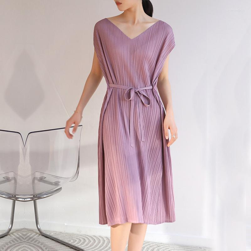 

Party Dresses Miyake Pleated Dress 2023 Summer Lace Up Loose Fashion V-neck Slim Midi Skirt, Picture color