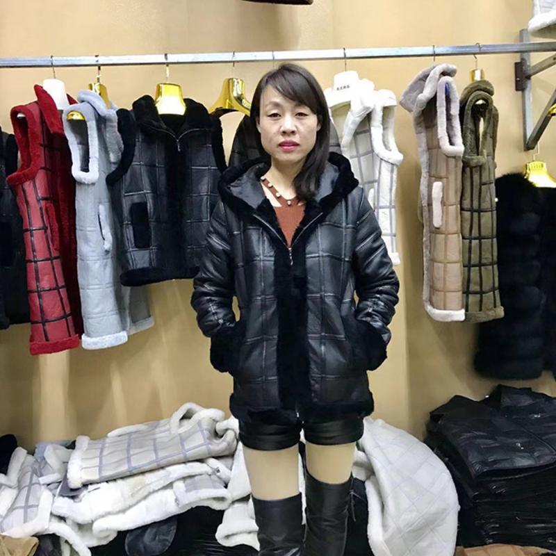

Women's Fur & Faux Fashion Real Sheep Shearing Vest Female Pure Sheepskin Waistcoat Shoulder Windproof JacketWomen's