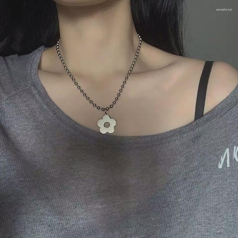 

Pendant Necklaces Hip Hop Cute Flower Necklace Stainless Steel Clavicle Chain Women Charm