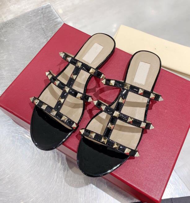 Classics Brand Rivets Slippers Women Beach Shoes 2023 Summer Designer Genuine Leather Flat Sandals Nude Blue Red Gold Black Matte Luxery Women'