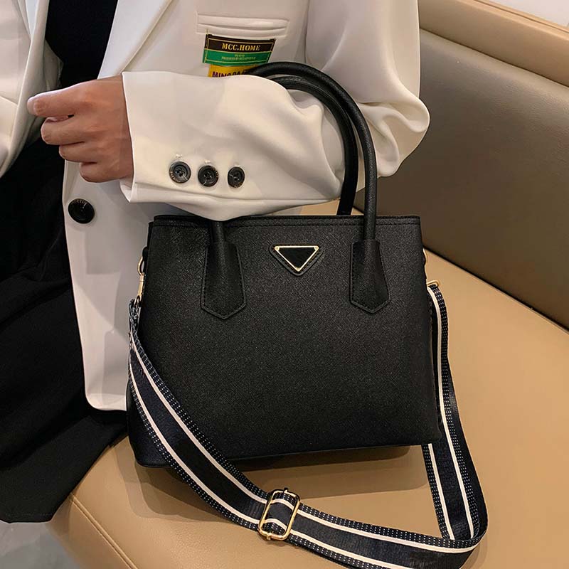 

2023 high quality Fashion Women's Bag Small Fragrant Style Lingge Chain Shoulder Crossbody Messenger handbags TOTES, White 7401p