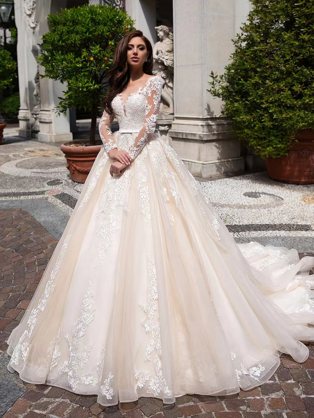 Designer A-Line Robes de mariée Sheer Neck 3D Floral Appliqued Tiered Ruffles Robes de mariée Balayage Train Robe de mariée Custom Made Plus Size