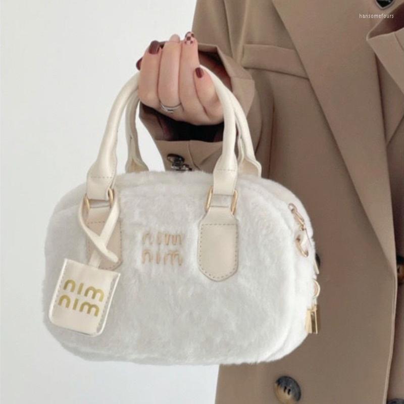 

Evening Bags MBTI Womens Winter Plush Shoulder Bag Soft Fluffy Cute Autumn Purses And Handbags Luxury Designer Casual Elegant Crossbody, White