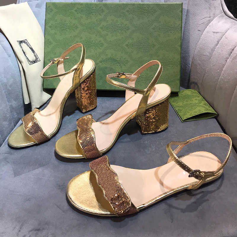 Designer De Luxe Talons Hauts Femmes Sandales Métallique En Cuir Stratifié Plat Moyen Talon Haut Sandale D'été Plage Chaussure De Mariage Robe Sa