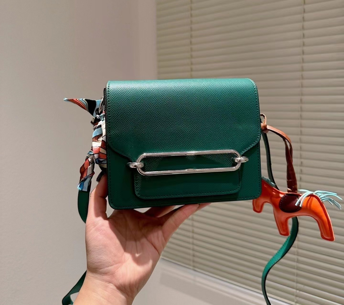 

Body Cross Designer Flap Fashion bag Mini Shoulder Bags Thread Purse Claic Letter Buckle Clutch Pouch Removable Strap Multicolor Pig nose bucket bagTO4F, 16