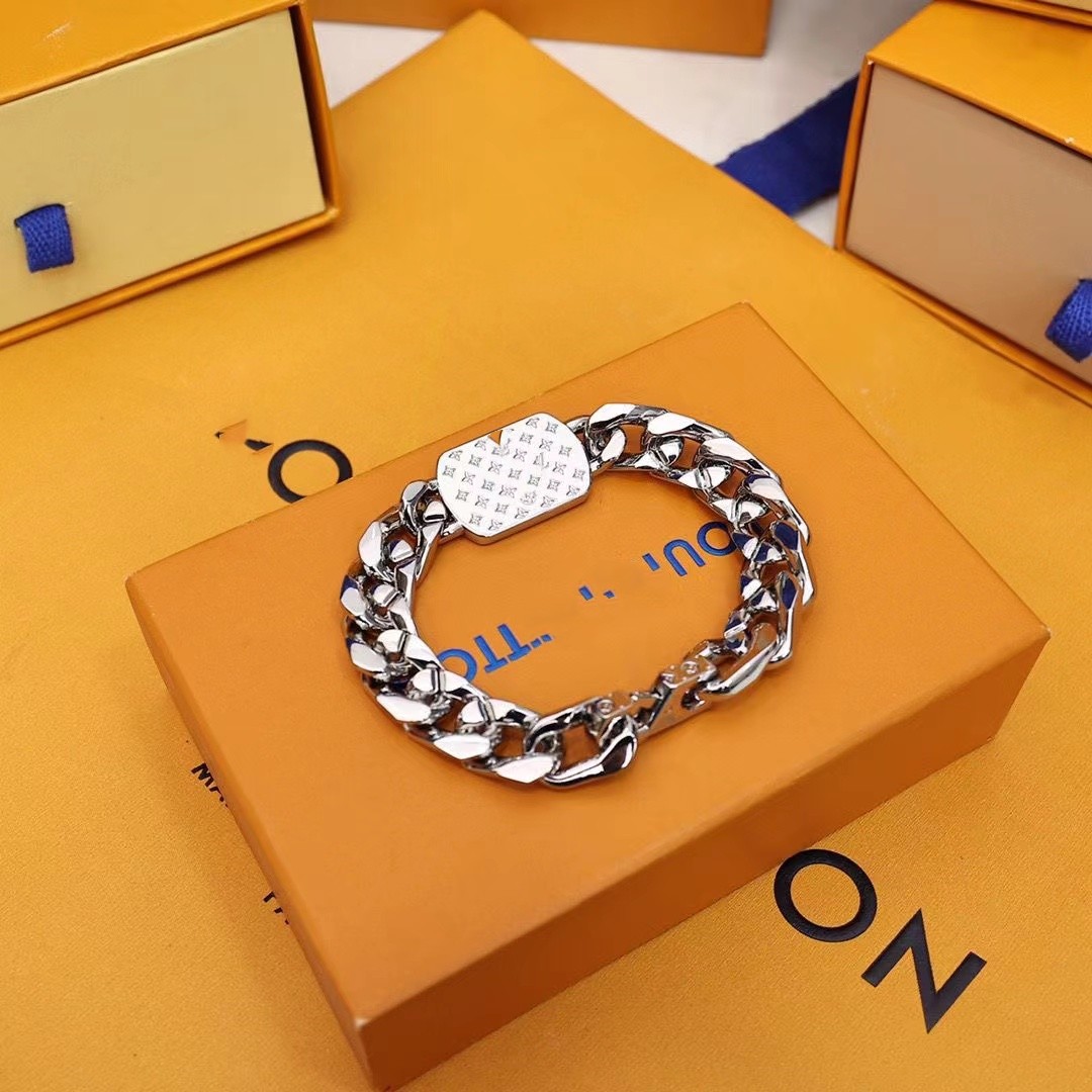 Fashion Designer 18K Gold Plated Curb Chain Pendant Necklaces Luxury Brand Double Letter Geometric Black Peach Heart Sweater Chains Mens Womens N