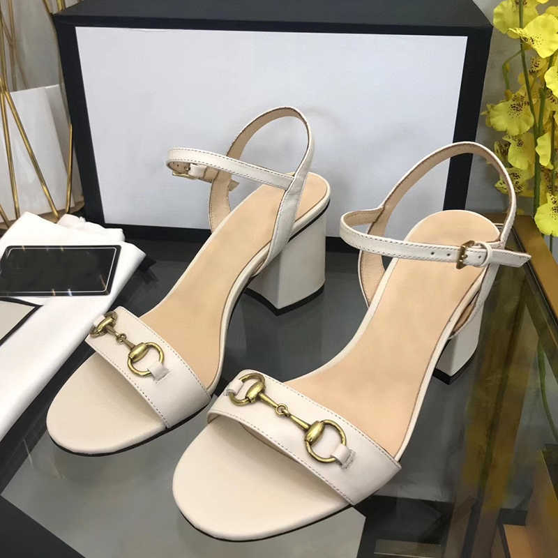 

Designer Luxury High Heels Women Sandals Metallic Metal Belt Buckle Laminate Leathers Flat Middle High Heel Sandal Summer Beach Wedding Shoe Dress Shoes NO021