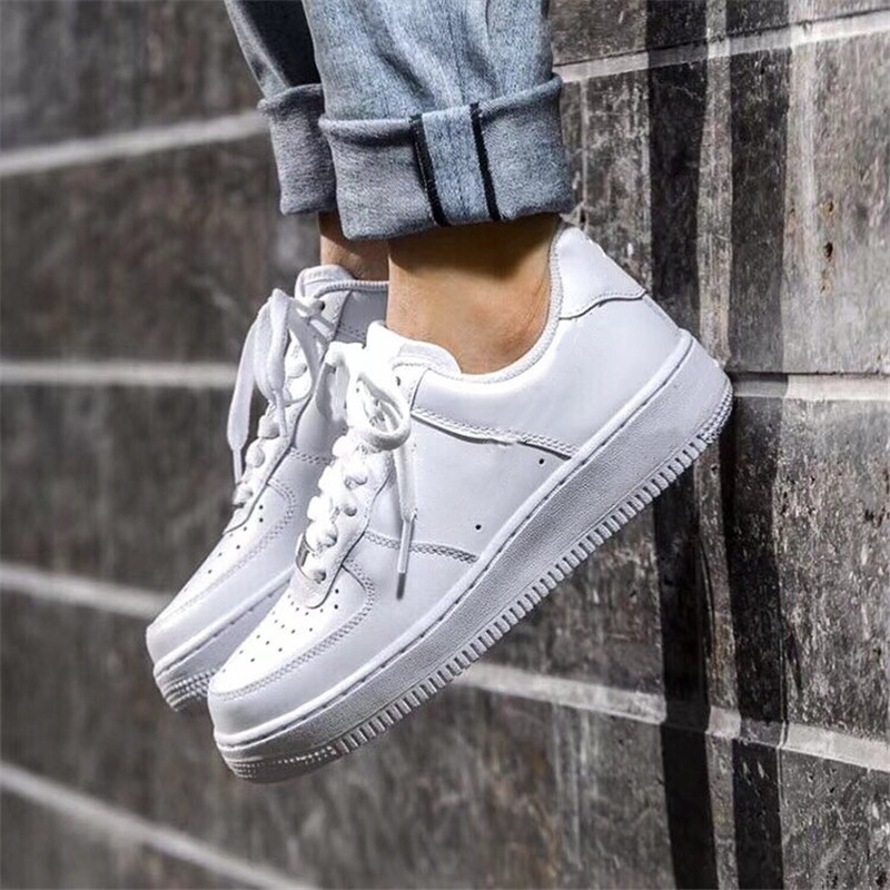 

Designer Running Shoes Men Women Skateboarding Shoes Lace Up Sneakers White Black Outdoor Trainers Casual Shoes, Black 01