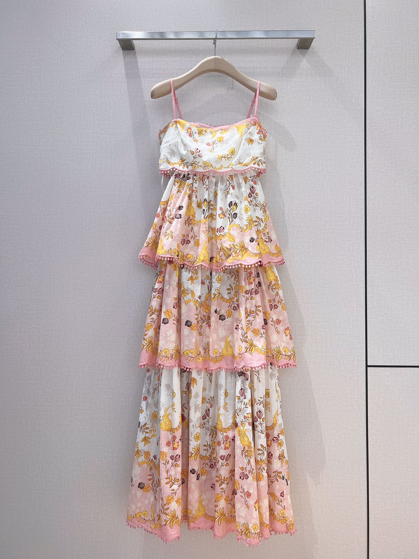 

Runway Dresses 2023 Australian designer designed shell lace peach color gradient flower pattern sling dress, Multi
