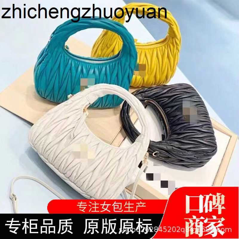 

Family 2023 New Miao Miu Underarm Bag Light Luxury One-Shoulder Handheld Premium Leather Fashion Versatile Bag for Women, Red9