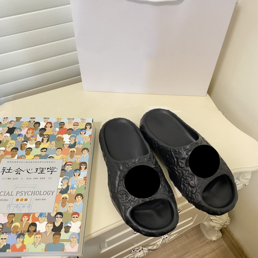 Homme des concepteurs de femmes pantoufles en relief de la tête d'été classique chaussures de plage tops de qualité en plastique couples pantoufl
