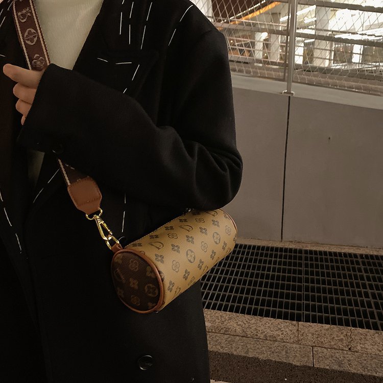 

Retro Print Pen Holder Bag 2023 New Style Boston Cylinder Small Bag Wide Shoulder Strap Fashion One Shoulder Messenger Bag 888